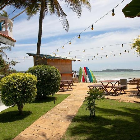 Alma Beach Hotel Weligama Esterno foto