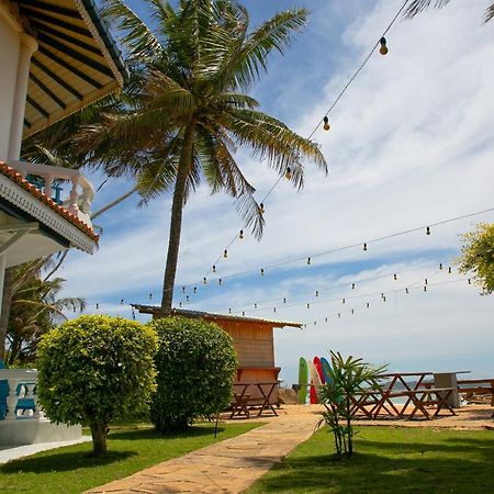 Alma Beach Hotel Weligama Esterno foto