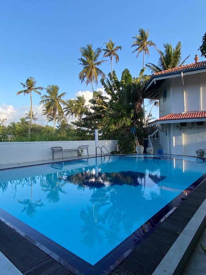 Alma Beach Hotel Weligama Esterno foto