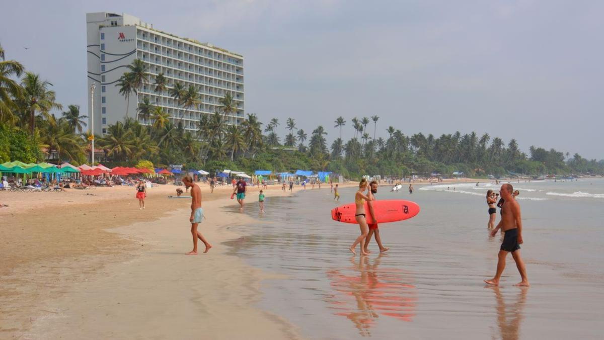 Alma Beach Hotel Weligama Esterno foto