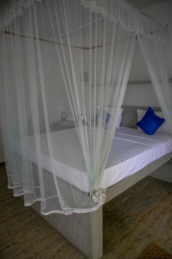 Alma Beach Hotel Weligama Esterno foto