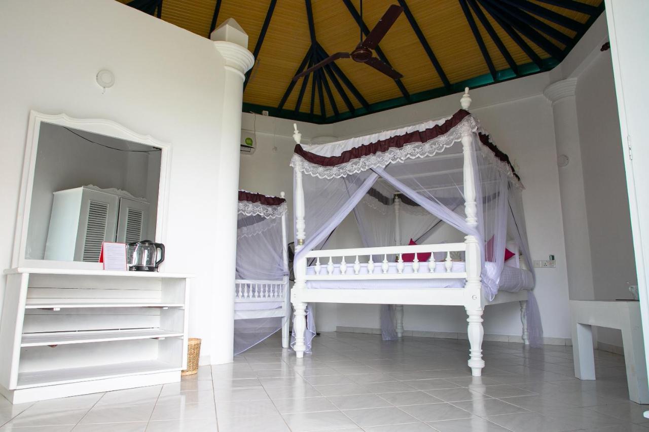 Alma Beach Hotel Weligama Esterno foto