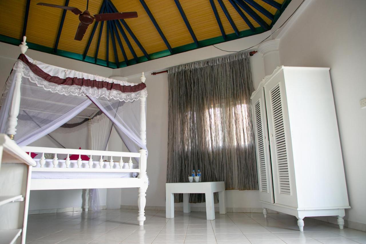 Alma Beach Hotel Weligama Esterno foto