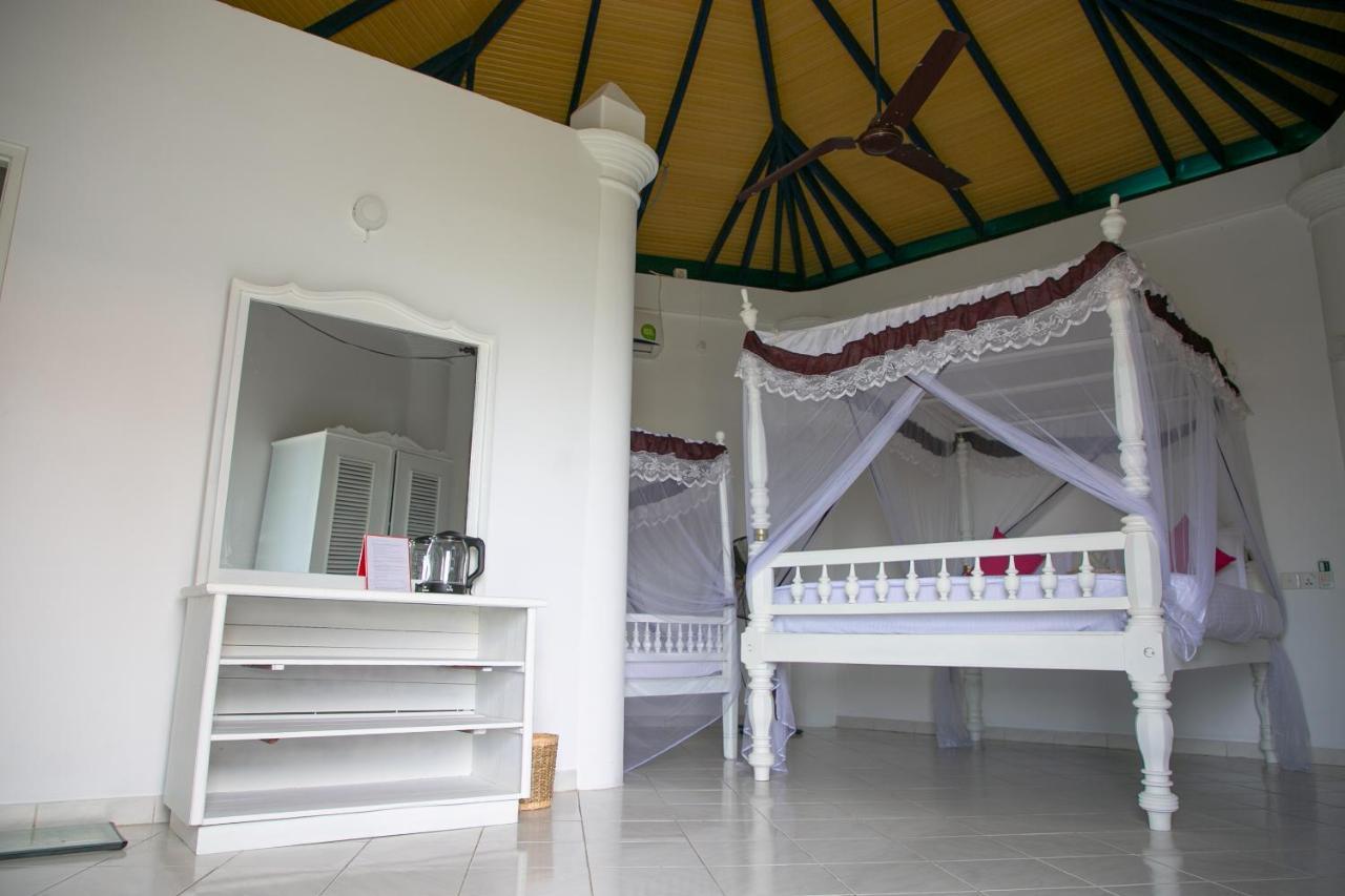 Alma Beach Hotel Weligama Esterno foto