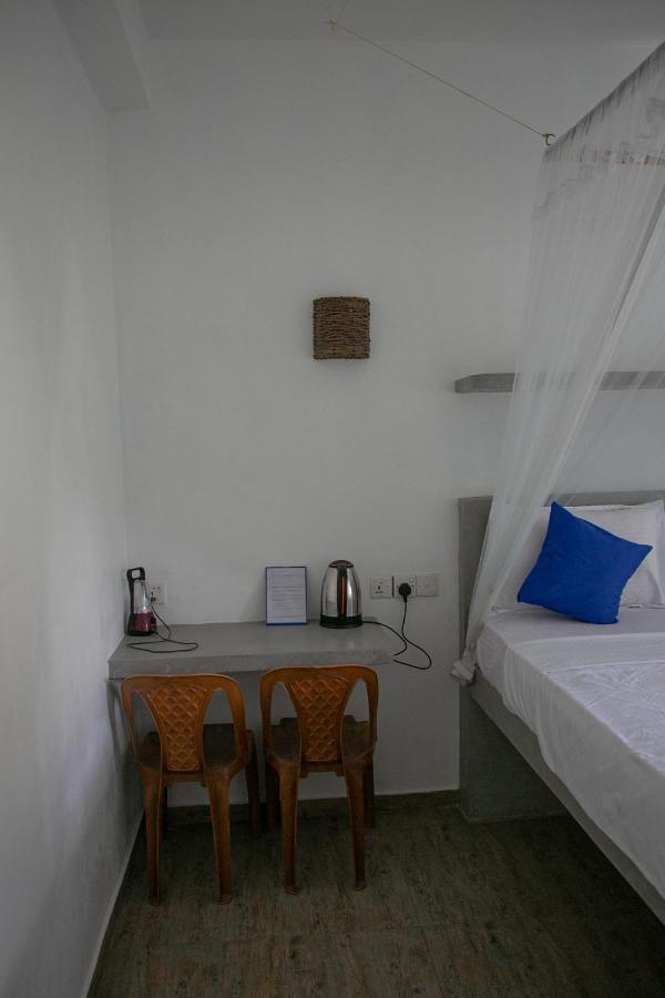 Alma Beach Hotel Weligama Esterno foto